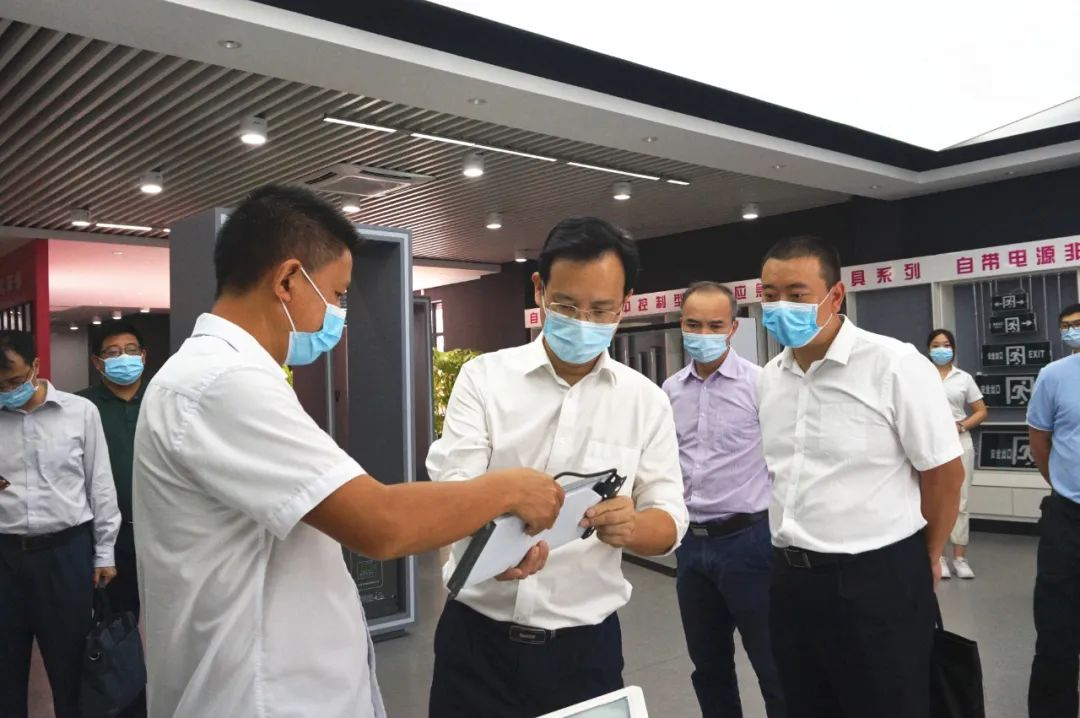 1领导关怀  蓬江区委书记劳茂昌一行到敏华调研.png